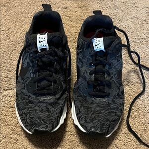 Nike Black and Gray Women's Athletic Shoes